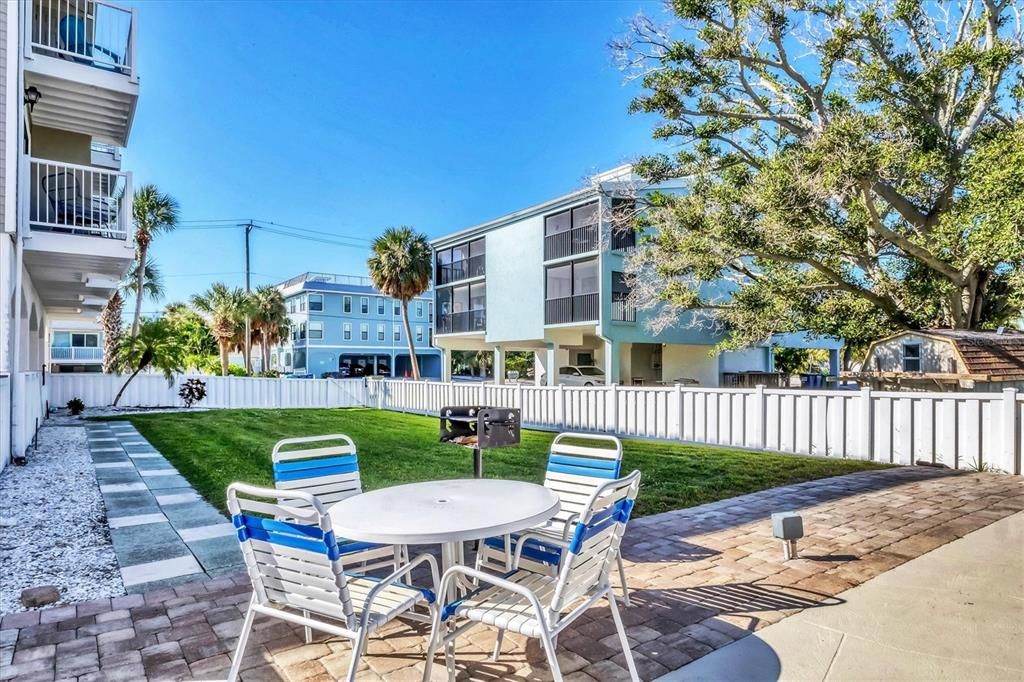 For Sale: $585,000 (2 beds, 2 baths, 900 Square Feet)