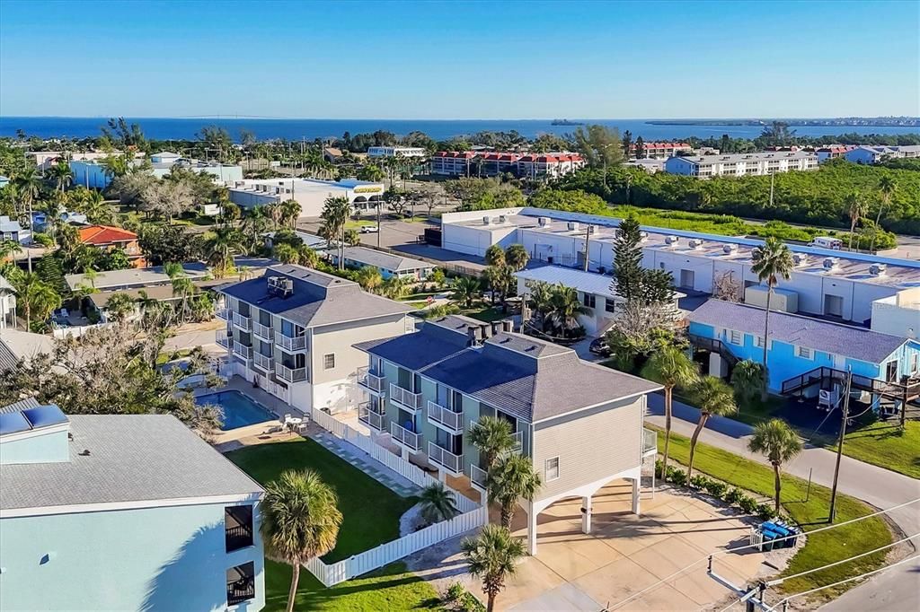 For Sale: $585,000 (2 beds, 2 baths, 900 Square Feet)