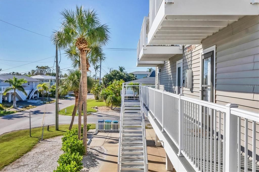 For Sale: $585,000 (2 beds, 2 baths, 900 Square Feet)