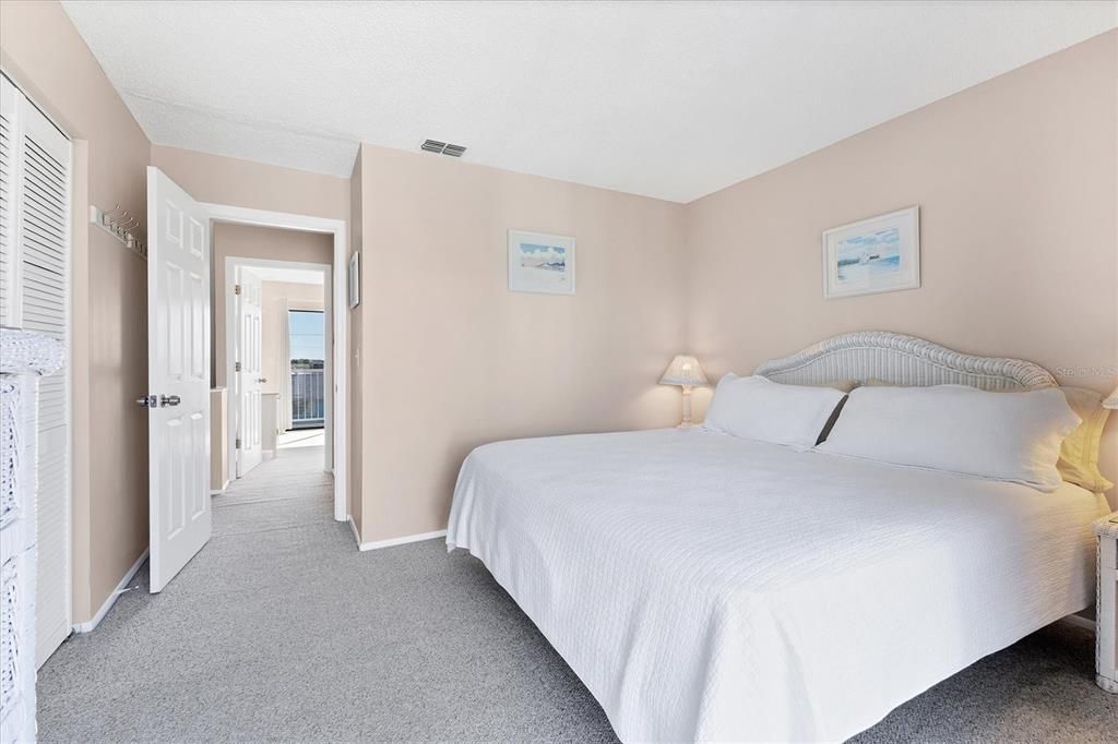 For Sale: $585,000 (2 beds, 2 baths, 900 Square Feet)