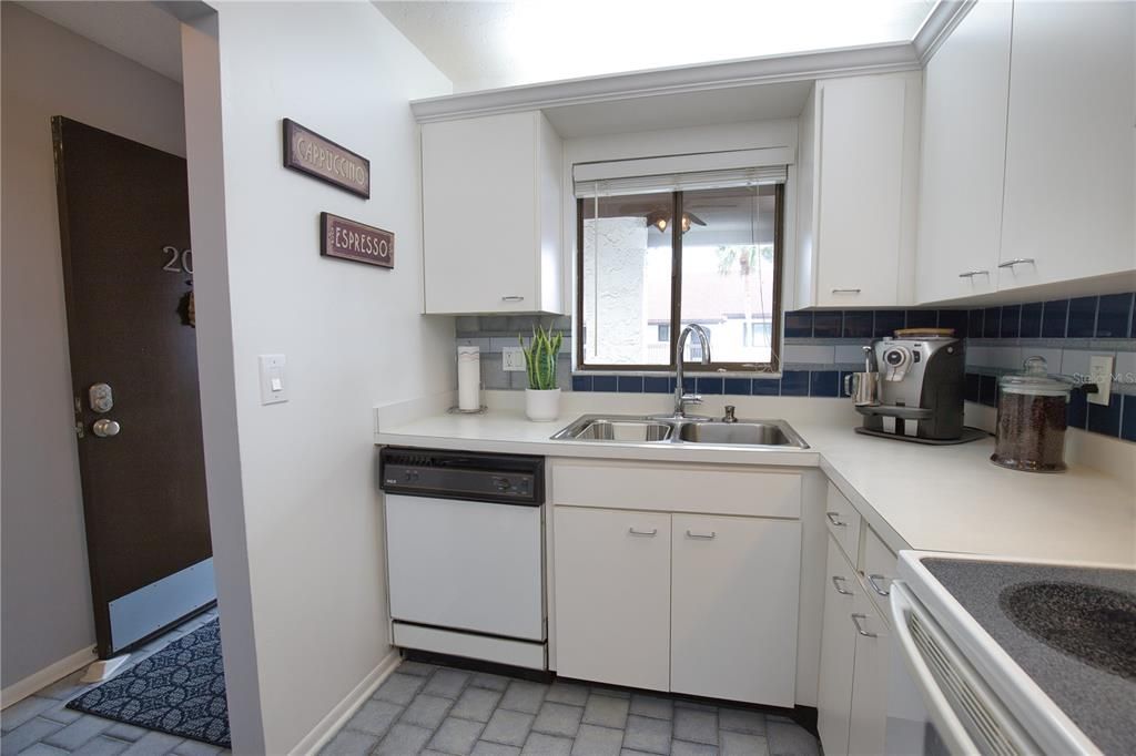 For Sale: $349,900 (2 beds, 2 baths, 1016 Square Feet)