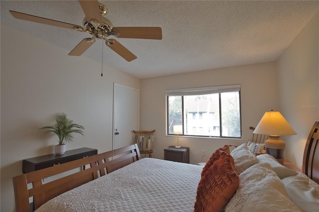 For Sale: $349,900 (2 beds, 2 baths, 1016 Square Feet)