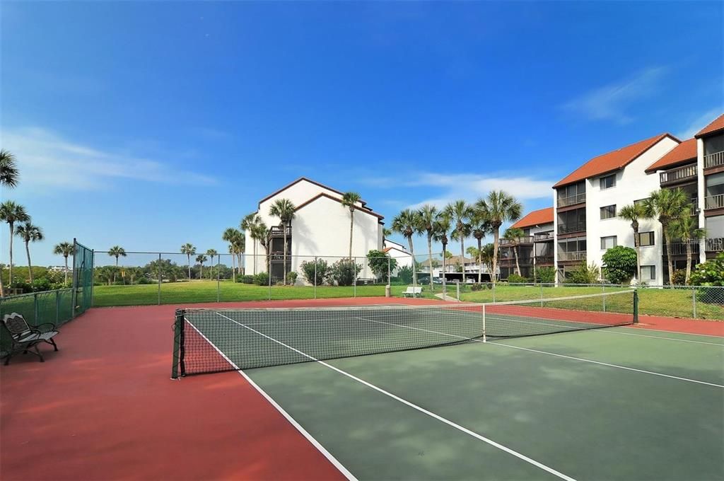 For Sale: $349,900 (2 beds, 2 baths, 1016 Square Feet)