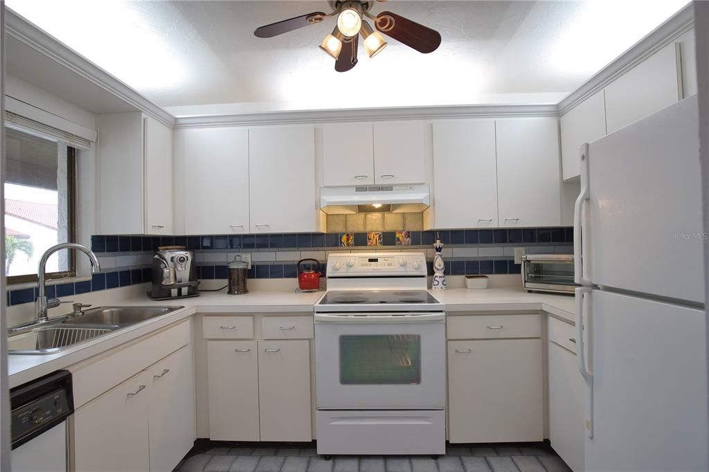 For Sale: $349,900 (2 beds, 2 baths, 1016 Square Feet)