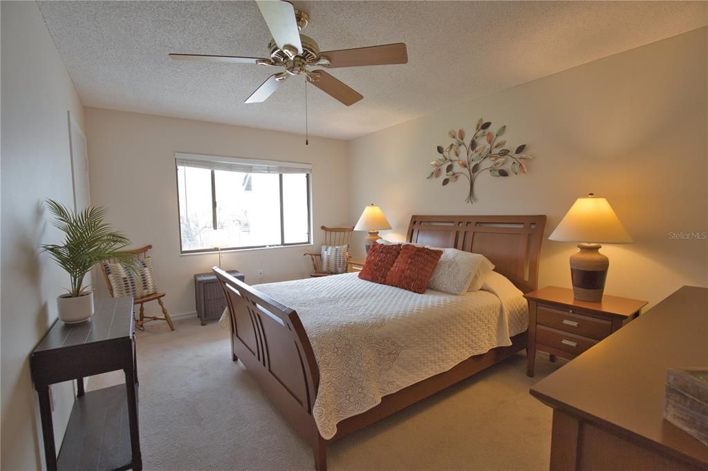 For Sale: $349,900 (2 beds, 2 baths, 1016 Square Feet)
