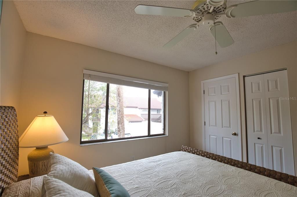 For Sale: $349,900 (2 beds, 2 baths, 1016 Square Feet)
