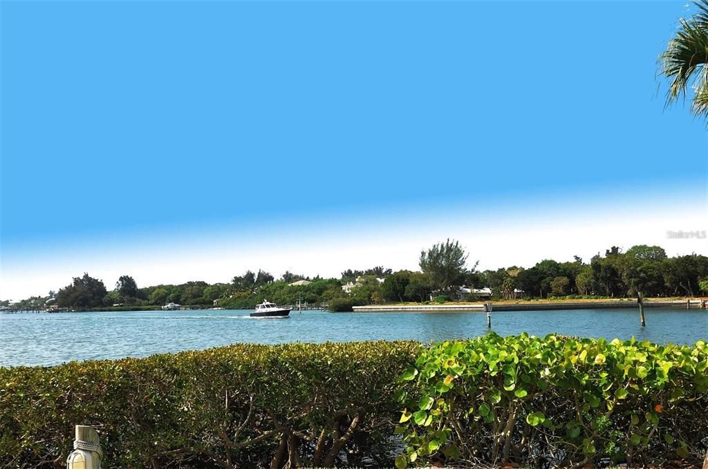 For Sale: $349,900 (2 beds, 2 baths, 1016 Square Feet)