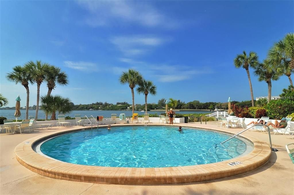 For Sale: $349,900 (2 beds, 2 baths, 1016 Square Feet)