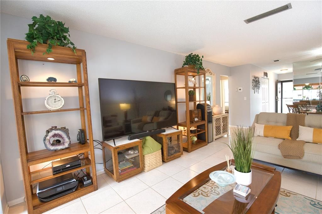 For Sale: $349,900 (2 beds, 2 baths, 1016 Square Feet)