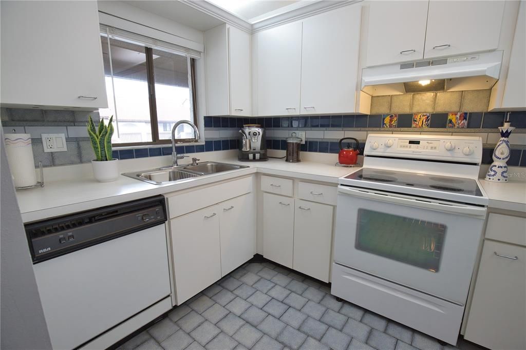 For Sale: $349,900 (2 beds, 2 baths, 1016 Square Feet)