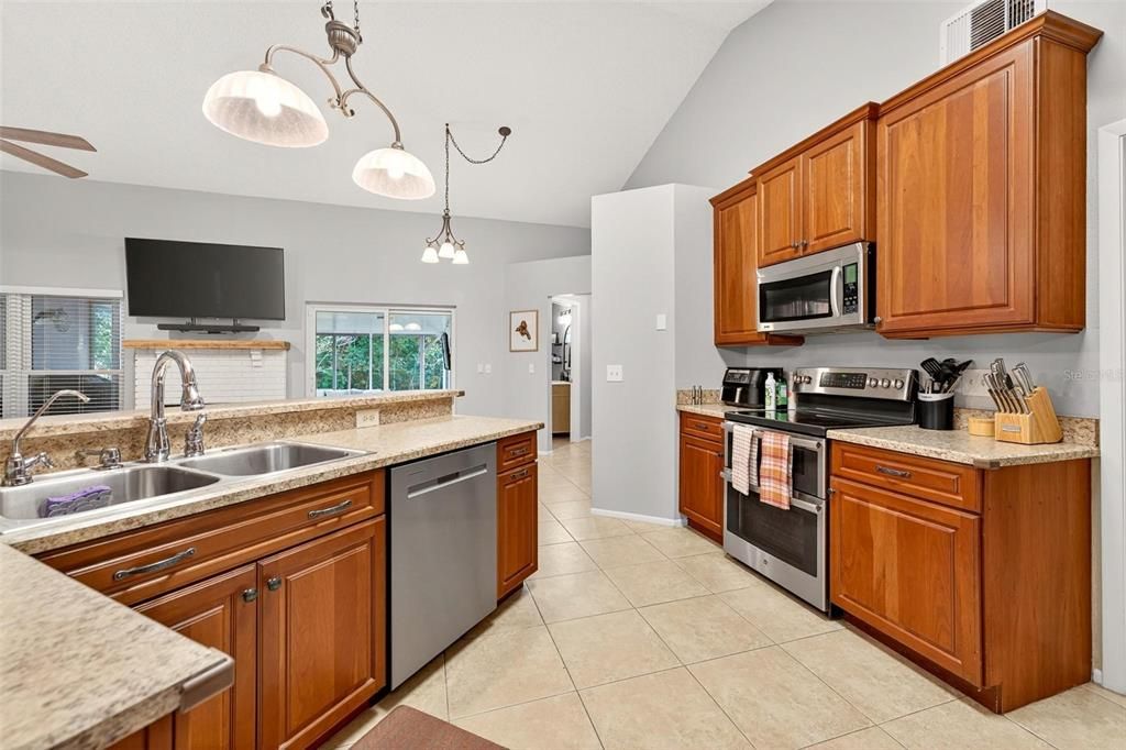 For Sale: $370,000 (3 beds, 2 baths, 1791 Square Feet)