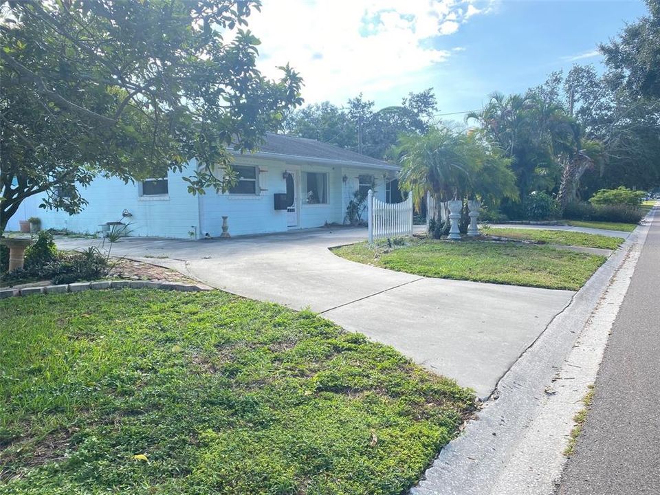 Active With Contract: $349,000 (3 beds, 2 baths, 1283 Square Feet)