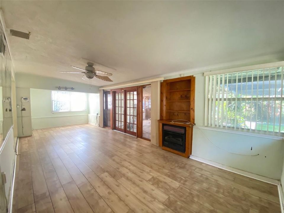 Active With Contract: $349,000 (3 beds, 2 baths, 1283 Square Feet)