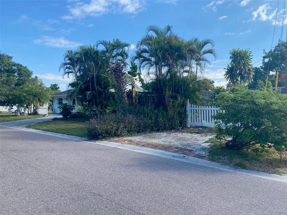 Active With Contract: $349,000 (3 beds, 2 baths, 1283 Square Feet)