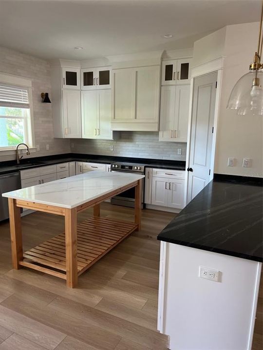 For Rent: $3,600 (3 beds, 2 baths, 1584 Square Feet)