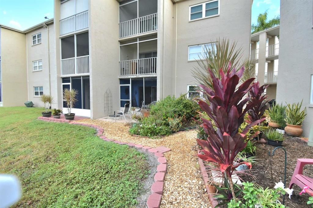 For Sale: $150,000 (1 beds, 1 baths, 869 Square Feet)