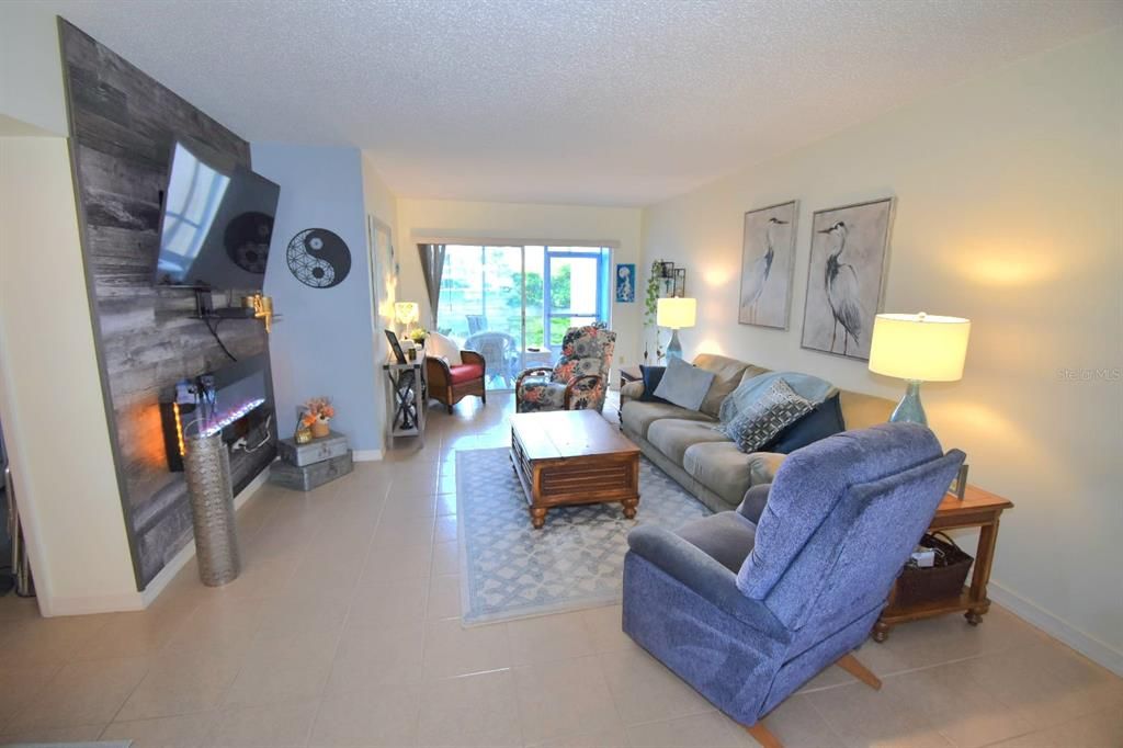 For Sale: $150,000 (1 beds, 1 baths, 869 Square Feet)