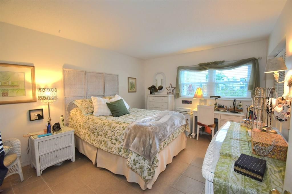 For Sale: $150,000 (1 beds, 1 baths, 869 Square Feet)