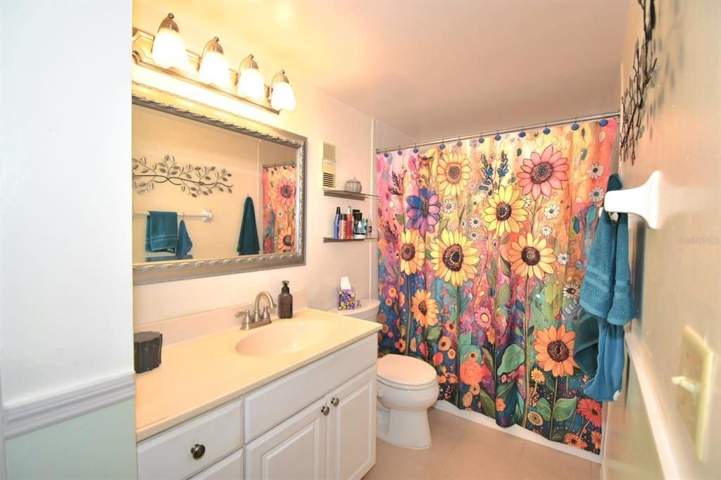 For Sale: $150,000 (1 beds, 1 baths, 869 Square Feet)