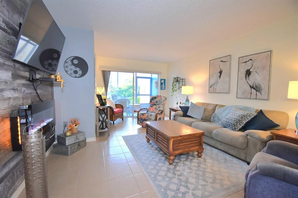 For Sale: $150,000 (1 beds, 1 baths, 869 Square Feet)