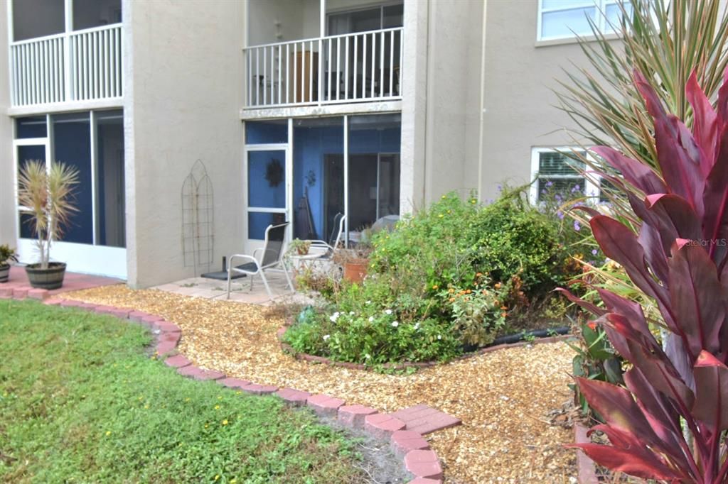 For Sale: $150,000 (1 beds, 1 baths, 869 Square Feet)