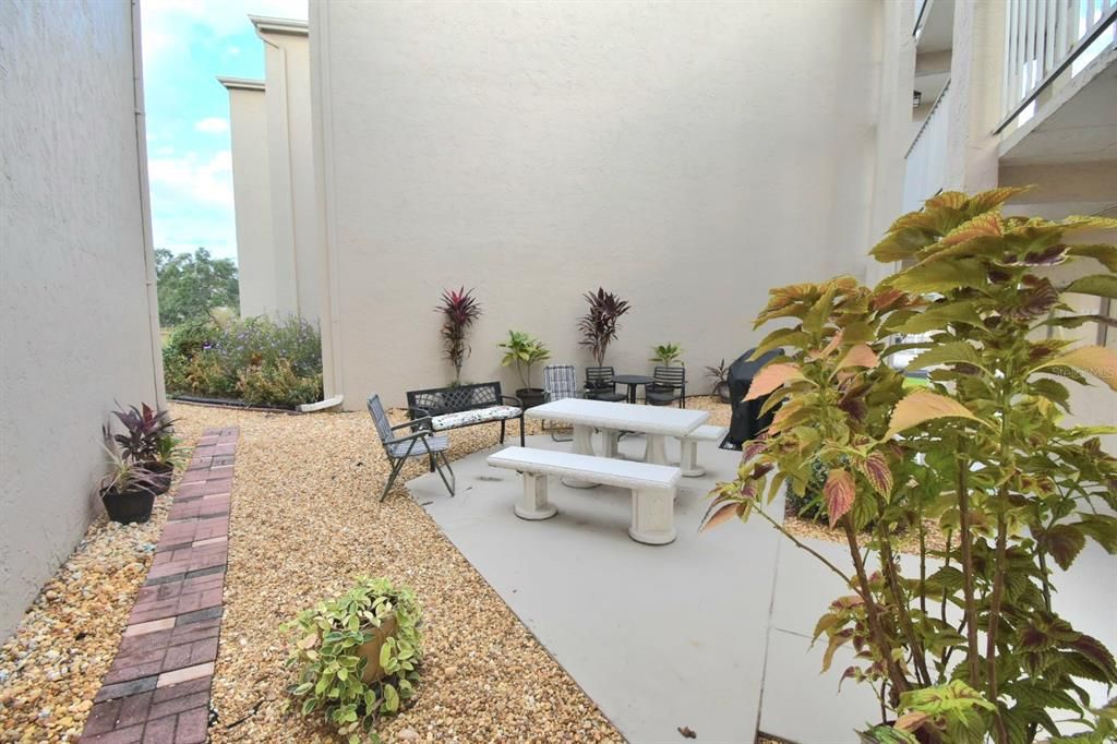 For Sale: $150,000 (1 beds, 1 baths, 869 Square Feet)