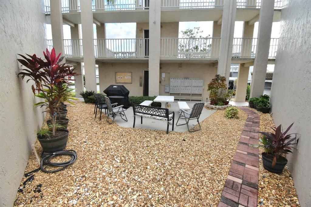 For Sale: $150,000 (1 beds, 1 baths, 869 Square Feet)