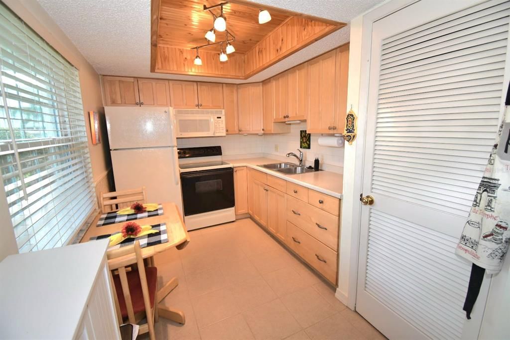 For Sale: $150,000 (1 beds, 1 baths, 869 Square Feet)