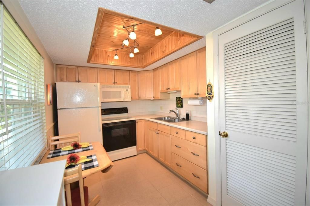 For Sale: $150,000 (1 beds, 1 baths, 869 Square Feet)