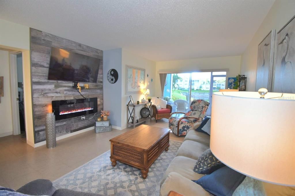 For Sale: $150,000 (1 beds, 1 baths, 869 Square Feet)