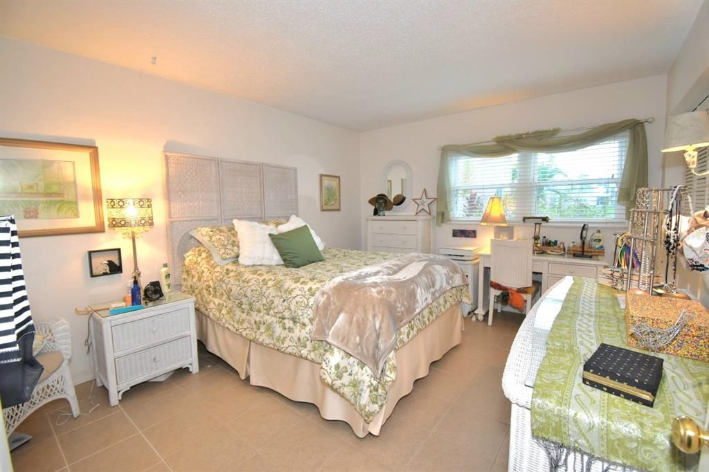 For Sale: $150,000 (1 beds, 1 baths, 869 Square Feet)