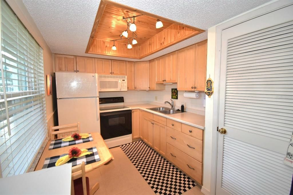 For Sale: $150,000 (1 beds, 1 baths, 869 Square Feet)