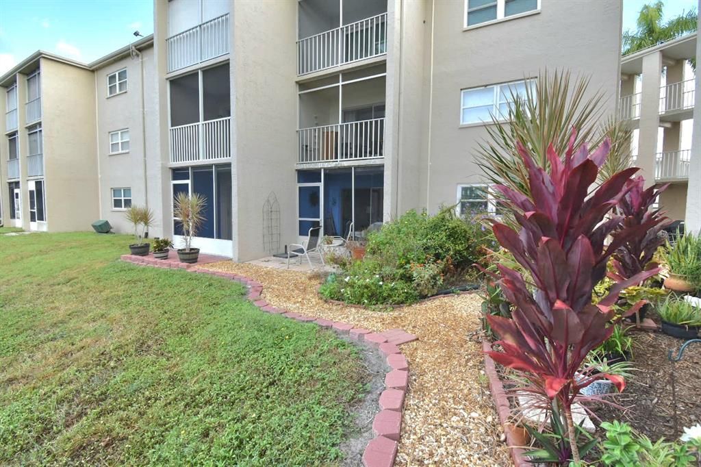 For Sale: $150,000 (1 beds, 1 baths, 869 Square Feet)