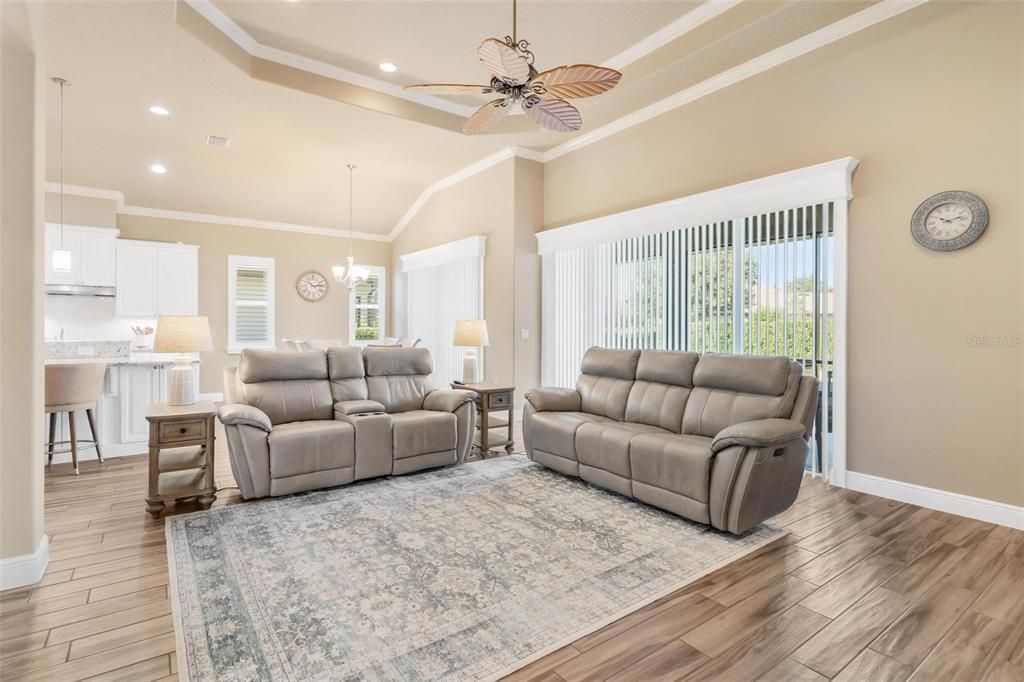 En Venta: $549,900 (4 camas, 3 baños, 2532 Pies cuadrados)