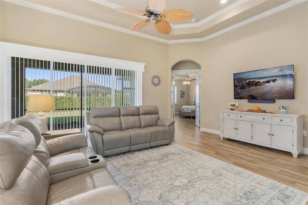 En Venta: $549,900 (4 camas, 3 baños, 2532 Pies cuadrados)