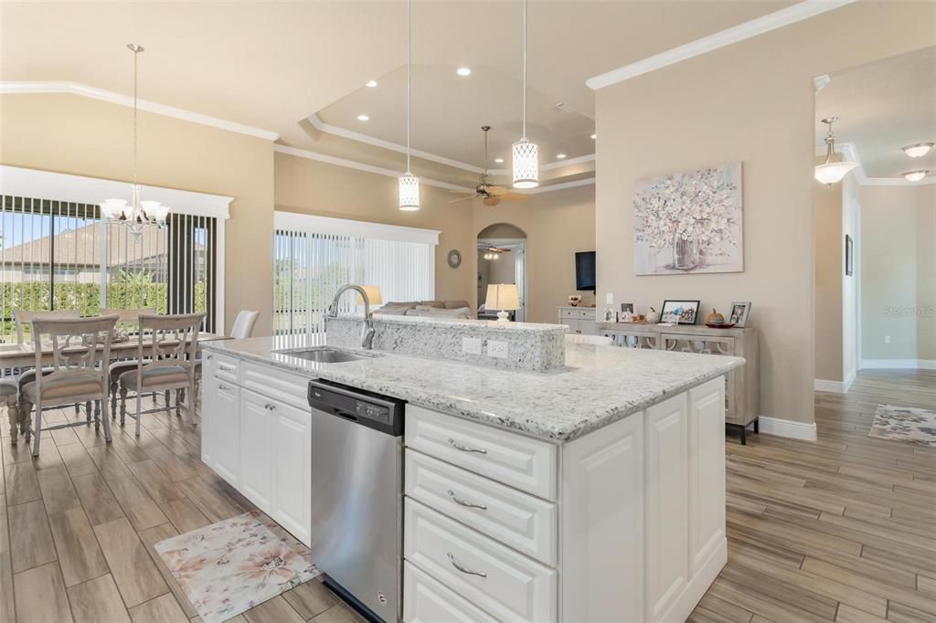 En Venta: $549,900 (4 camas, 3 baños, 2532 Pies cuadrados)