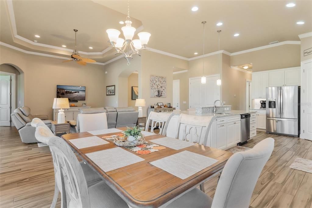 En Venta: $549,900 (4 camas, 3 baños, 2532 Pies cuadrados)