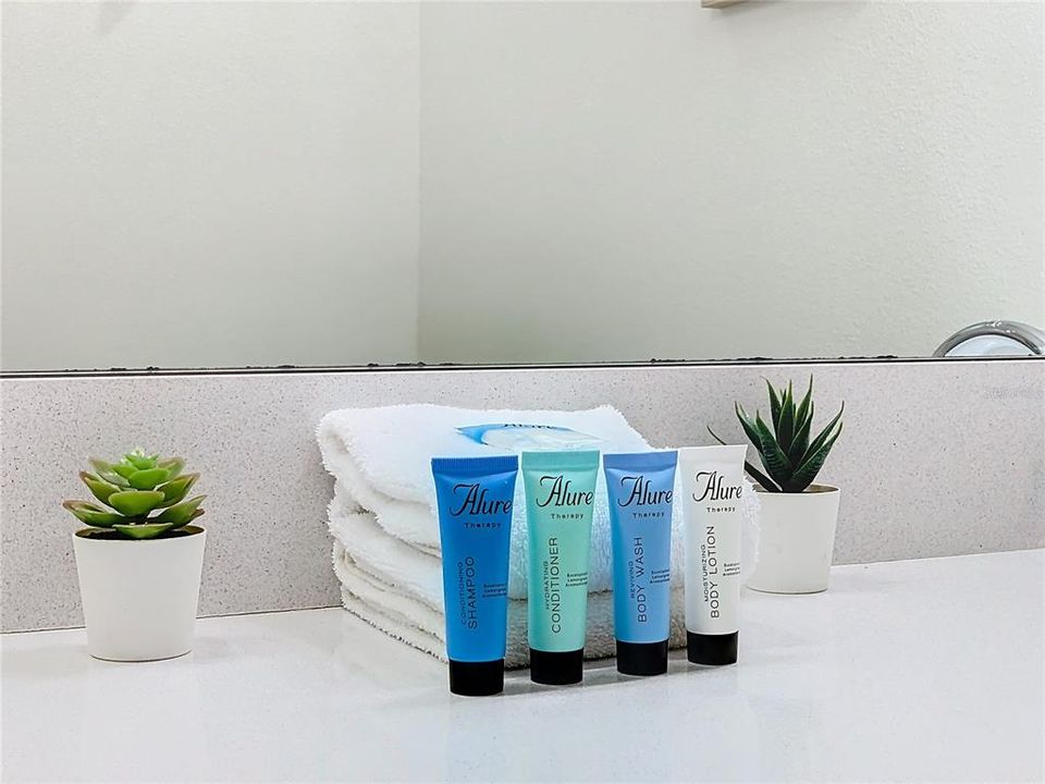 For Sale: $320,000 (2 beds, 2 baths, 1196 Square Feet)