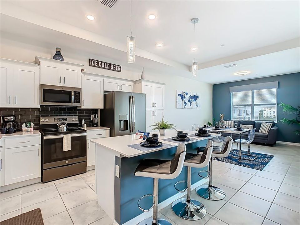 For Sale: $320,000 (2 beds, 2 baths, 1196 Square Feet)