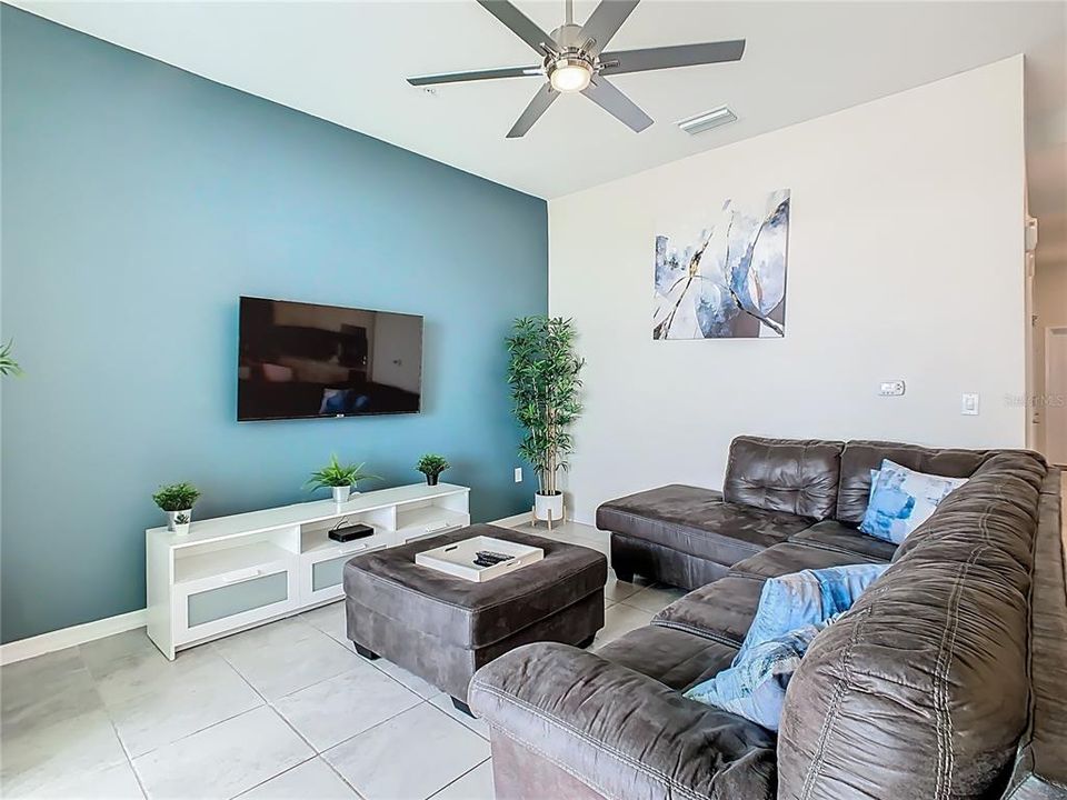 For Sale: $320,000 (2 beds, 2 baths, 1196 Square Feet)