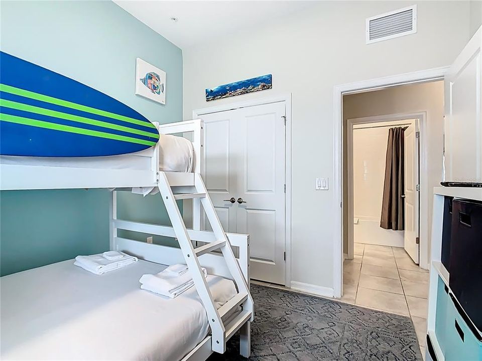 For Sale: $320,000 (2 beds, 2 baths, 1196 Square Feet)