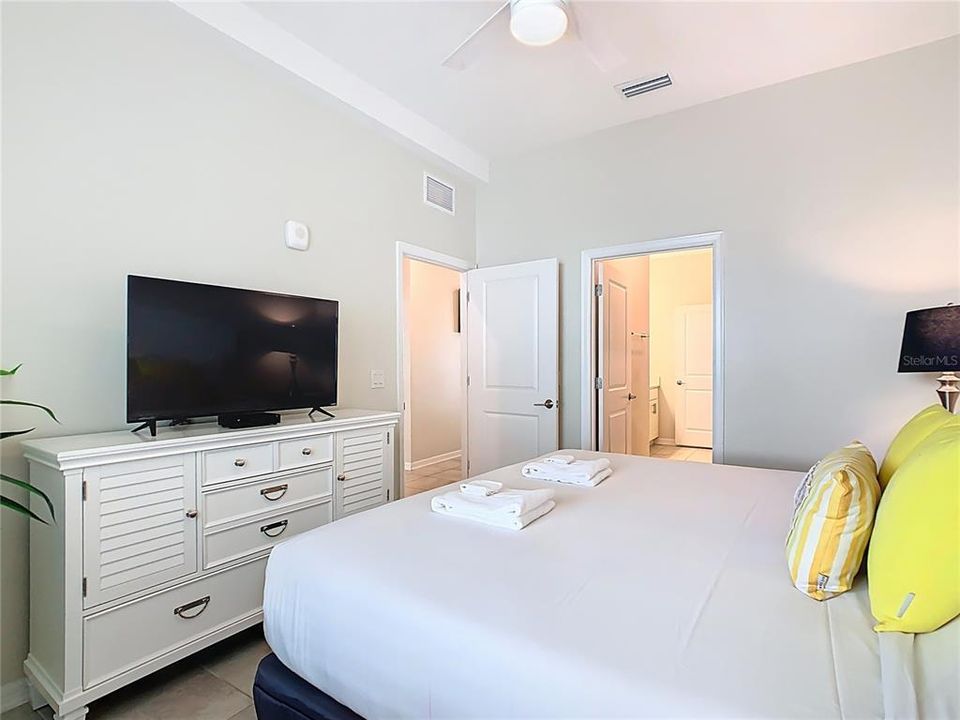 For Sale: $320,000 (2 beds, 2 baths, 1196 Square Feet)