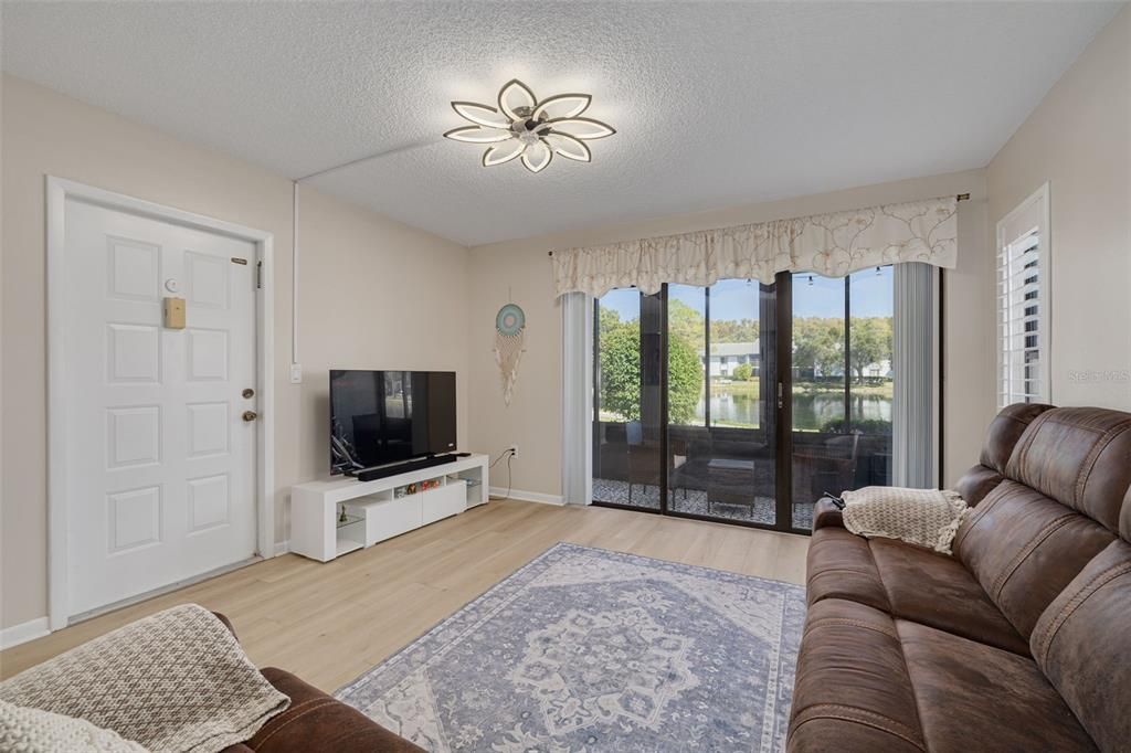 На продажу: $195,000 (2 спален, 2 ванн, 1038 Квадратных фут)