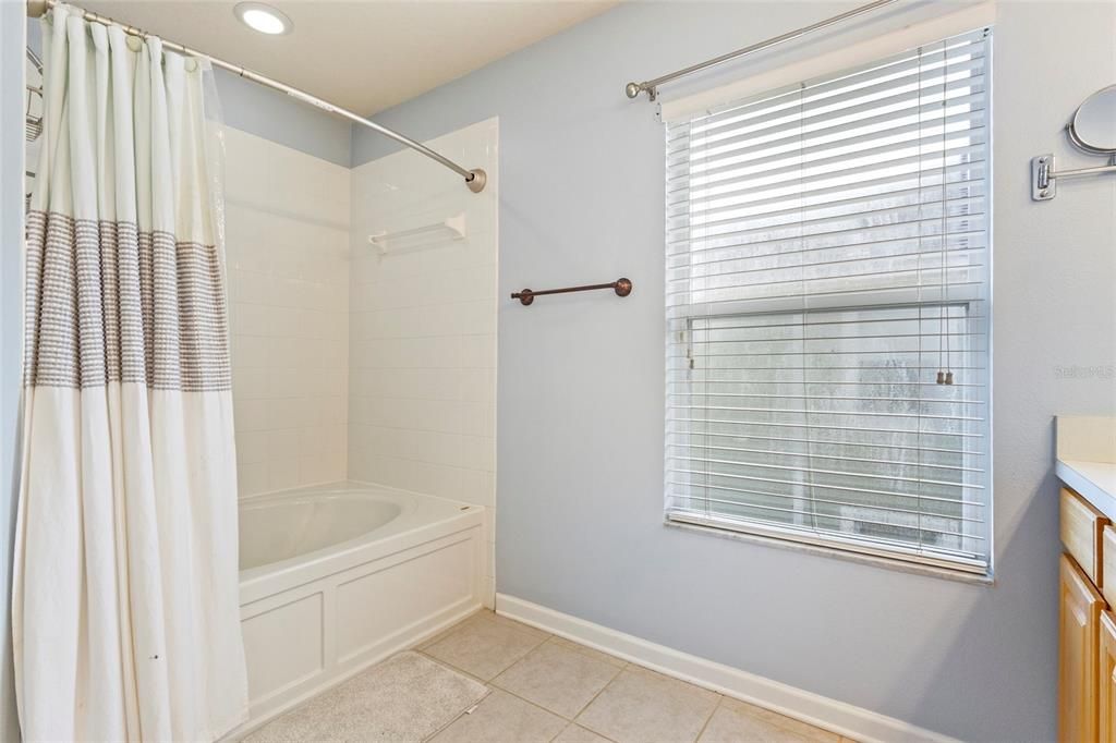 Active With Contract: $279,900 (3 beds, 2 baths, 1596 Square Feet)