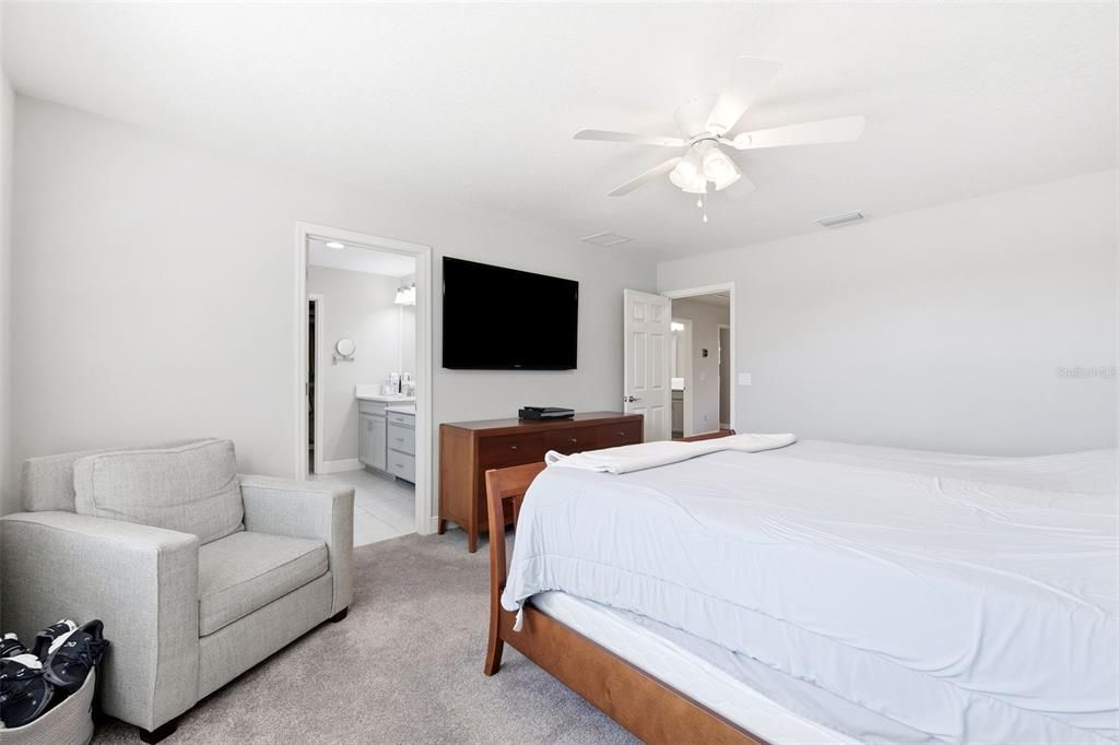 Activo con contrato: $3,500 (4 camas, 3 baños, 2293 Pies cuadrados)