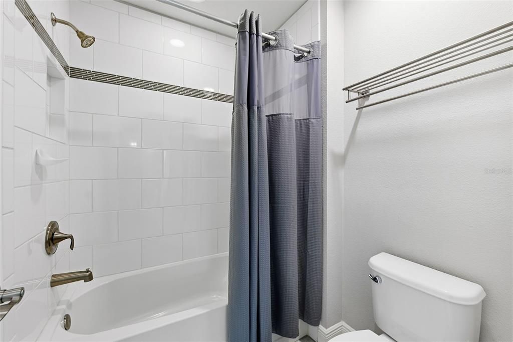 Activo con contrato: $3,500 (4 camas, 3 baños, 2293 Pies cuadrados)