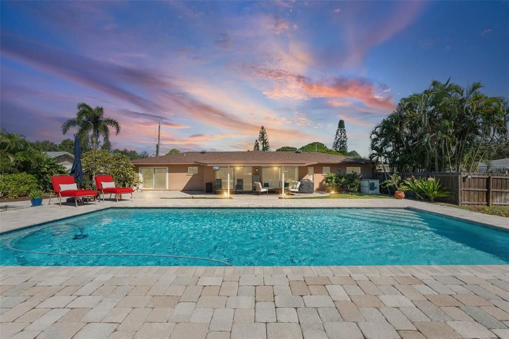 Activo con contrato: $450,000 (3 camas, 2 baños, 1555 Pies cuadrados)