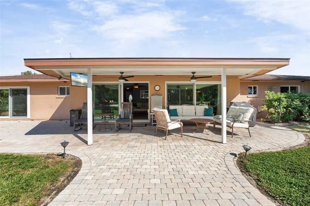 Activo con contrato: $450,000 (3 camas, 2 baños, 1555 Pies cuadrados)