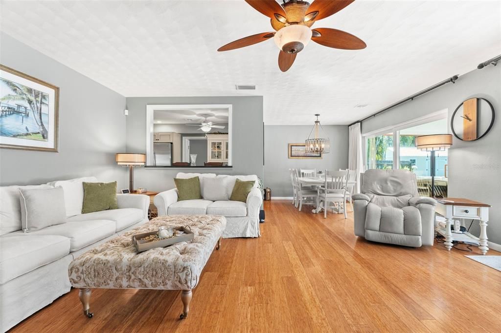 Activo con contrato: $450,000 (3 camas, 2 baños, 1555 Pies cuadrados)