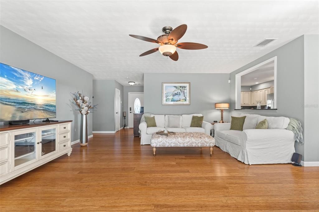 Activo con contrato: $450,000 (3 camas, 2 baños, 1555 Pies cuadrados)